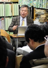 災害復興について話す室崎益輝・兵庫県立大防災教育研究センター長＝神戸市長田区御蔵通５