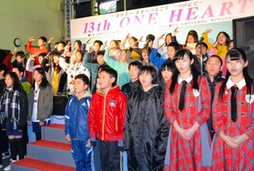 「しあわせ運べるように」を合唱する真陽小児童ら＝神戸市長田区二葉町４