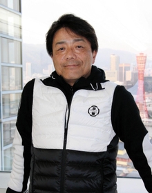 ４年目となるライブに向けて意気込む長江健次さん＝神戸市中央区東川崎町１、神戸新聞社