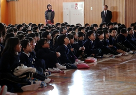 集会で防災についての話を聞く児童＝篠山市味間新、味間小