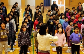 「しあわせ運べるように」を合唱する児童ら＝丹波市山南町井原、小川小
