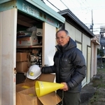 地域の自主防災会の倉庫を整理する和泉喜久男さん＝西宮市江上町（撮影・三津山朋彦）