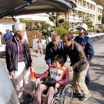 障害者らの避難を支援する防災訓練などは各地で行われているが、個別計画の作成には課題が残る＝兵庫県内