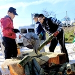 竹を切って竹灯籠を作る住民ら＝佐用町佐用