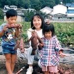家族で芋掘りを楽しむ裕美子さんと聡さん、真美さん＝１９９４年１０月、神戸市内（大鳥居慎司さん提供）