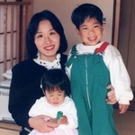 自宅でくつろぐ裕美子さん（左上）、聡さん（右上）、真美さん＝１９９４年２月６日、神戸市東灘区の自宅（大鳥居慎司さん提供）
