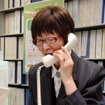 県外被災者に電話をする岡部育子さん＝兵庫県庁