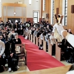 ハンドベルの音色が響く中、祈りをささげる参加者ら＝１１日午前、西宮市上ケ原一番町（撮影・三津山朋彦）