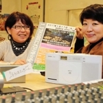 追悼イベントへの参加を呼び掛けるＦＭわぃわぃの金千秋さん（左）と大川妙子さん＝神戸市長田区海運町３