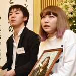 思いを語り合う浦田楓香さんと佐々木奏太さん＝１４日午後、神戸レインボーハウス（撮影・笠原次郎）