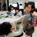 お菓子の箱で作った子ども用防災リュックサック＝養父市八鹿町八鹿、八鹿公民館