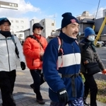 震災で交通機関が使えない事態を想定し、大阪・梅田から神戸に向けて歩く参加者＝芦屋市翠ケ丘町