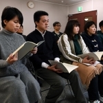 震災死者の名前の読み上げを企画した高原耕平さん（前列左から２人目）ら＝神戸市長田区二葉町７（撮影・中西大二）