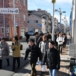 震災で多くの建物が倒壊したり焼失したりした地区を歩く参加者＝神戸市長田区（撮影・笠原次郎）
