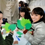 ＮＰＯ法人「阪神淡路大震災１・１７希望の灯り（ＨＡＮＤＳ）」のメンバーと作業する水崎さん（右端）＝神戸市中央区、東遊園地