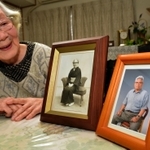 母はつのさん、弟美孝さんの遺影を見つめる川上二三子さん。阪神・淡路大震災を家族で生き抜いた＝三田市武庫が丘７、県営三田武庫が丘高層住宅