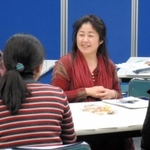 参加者らと意見交換する北里かおりさん（右）＝こうべまちづくり会館