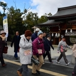 鳥居が倒れるなどの被害があった湊川神社周辺を歩く参加者ら＝神戸市中央区多聞通３（撮影・笠原次郎）