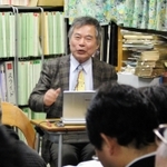 災害復興について話す室崎益輝・兵庫県立大防災教育研究センター長＝神戸市長田区御蔵通５