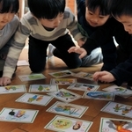 防災かるたに熱中する子どもたち＝芦屋市浜風町