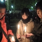 「地方の時代」映像祭で優秀賞に輝いた「母が語る」の一場面。（右から）千珠さん、優さん、父親の敏浩さん＝２０１５年１月１７日（里見繁教授提供）
