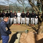 震災で犠牲になった藤田伸哉さんを悼み、祈りをささげる野球部員ら＝三田市南が丘２、三田学園