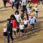 幼稚園児と手をつないで避難する児童たち＝洲本市、洲本第三小学校