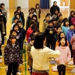 「しあわせ運べるように」を合唱する児童ら＝丹波市山南町井原、小川小