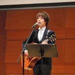被災経験者の思いがこもった歌を熱唱するシンガーソングライターの石田裕之さん＝神戸市北区藤原台中町１、北神区民センター
