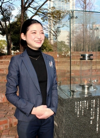 阪神淡路大震災１・１７のつどいの会場となる東遊園地で、その意義について話す小島汀さん＝神戸市中央区加納町６