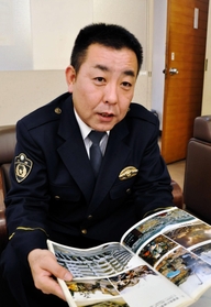 兵庫県警の語り部として、若手に経験と教訓を伝える篠原督征警部＝明石署