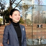 阪神淡路大震災１・１７のつどいの会場となる東遊園地で、その意義について話す小島汀さん＝神戸市中央区加納町６