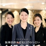 小島さん（中央）がモデルを務めたポスター（つどい実行委員会提供）