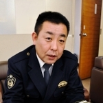 兵庫県警の語り部として、若手に経験と教訓を伝える篠原督征警部＝明石署