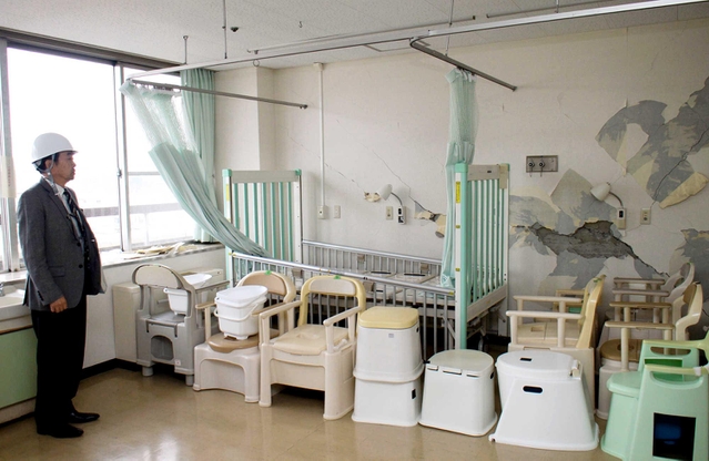 熊本地震で壁にひびが入るなどした熊本市民病院の病室＝同市東区湖東１