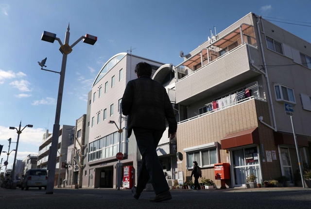 震災復興土地区画整理事業の対象となった鷹取商店街。街並みは整ったが、人出は戻っていない＝神戸市長田区（撮影・小林良多）