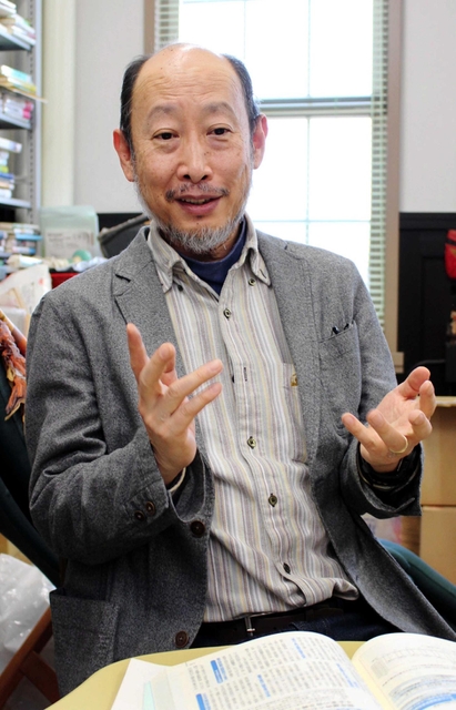 大規模災害時の資金調達のあり方について話す神戸大学大学院経済学研究科の地主敏樹教授＝神戸市灘区六甲台町、神戸大学
