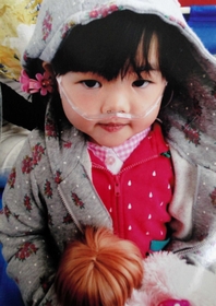 震災関連死と認定された宮〓花梨ちゃん。心臓病で酸素吸入器が手放せなかった（遺族提供）