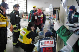東日本大震災の発生直後、患者の広域搬送拠点となった臨時医療施設で治療に当たるＤＭＡＴの隊員＝２０１１年３月１５日、岩手県花巻市、花巻空港（兵庫県災害医療センター提供）