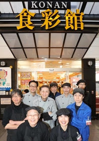 市場の強み発信へ。一丸で営業を続ける共同スーパー「ＫＯＮＡＮ食彩館」の店主ら＝神戸市東灘区甲南町３（撮影・小林良多）