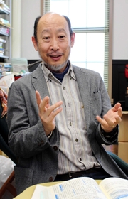 大規模災害時の資金調達のあり方について話す神戸大学大学院経済学研究科の地主敏樹教授＝神戸市灘区六甲台町、神戸大学
