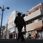 震災復興土地区画整理事業の対象となった鷹取商店街。街並みは整ったが、人出は戻っていない＝神戸市長田区（撮影・小林良多）