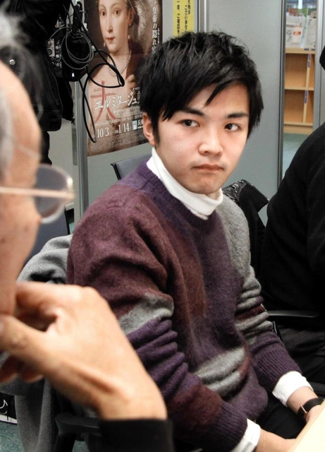 語り部ＫＯＢＥ１９９５の例会で先輩語り部の話に聞き入る中村翼さん＝昨年１２月９日、神戸市中央区東川崎町１、ひょうごボランタリープラザ