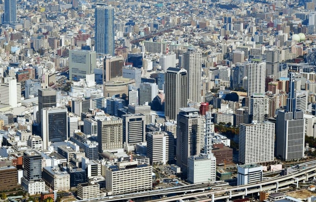 高層ビルが立ち並ぶ神戸・三宮周辺＝神戸市中央区