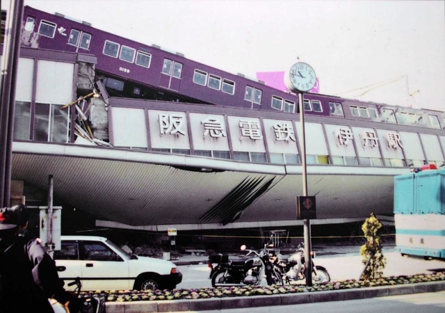 駅舎が倒壊した阪急伊丹駅の写真