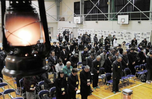 「１・１７希望の灯り」の分灯を前に黙とうする参加者ら＝西脇北高校