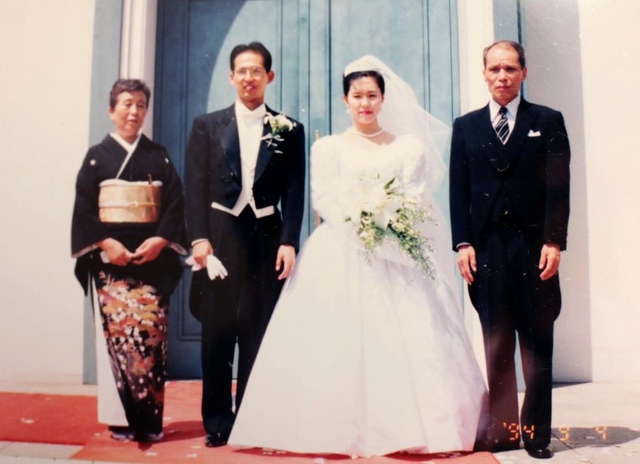 震災の４カ月前、神戸市内での結婚式で記念写真に収まる足立伸也さん、富子さん夫婦（中央）＝足立悦夫さん、朝子さん提供