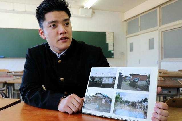 「復興するまで見届けたい」。熊本で撮りためた被災地の写真を手に、思いを語る滝川拓海さん＝舞子高校