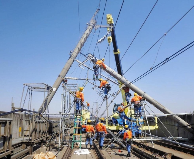 東北新幹線の復旧を急ぐ長田電設工業の作業員（同）
