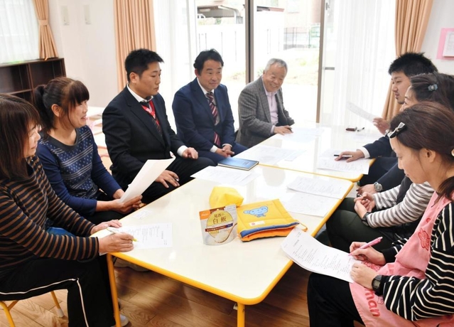 訓練の打ち合わせを行うメンバー＝明石市大久保町西脇